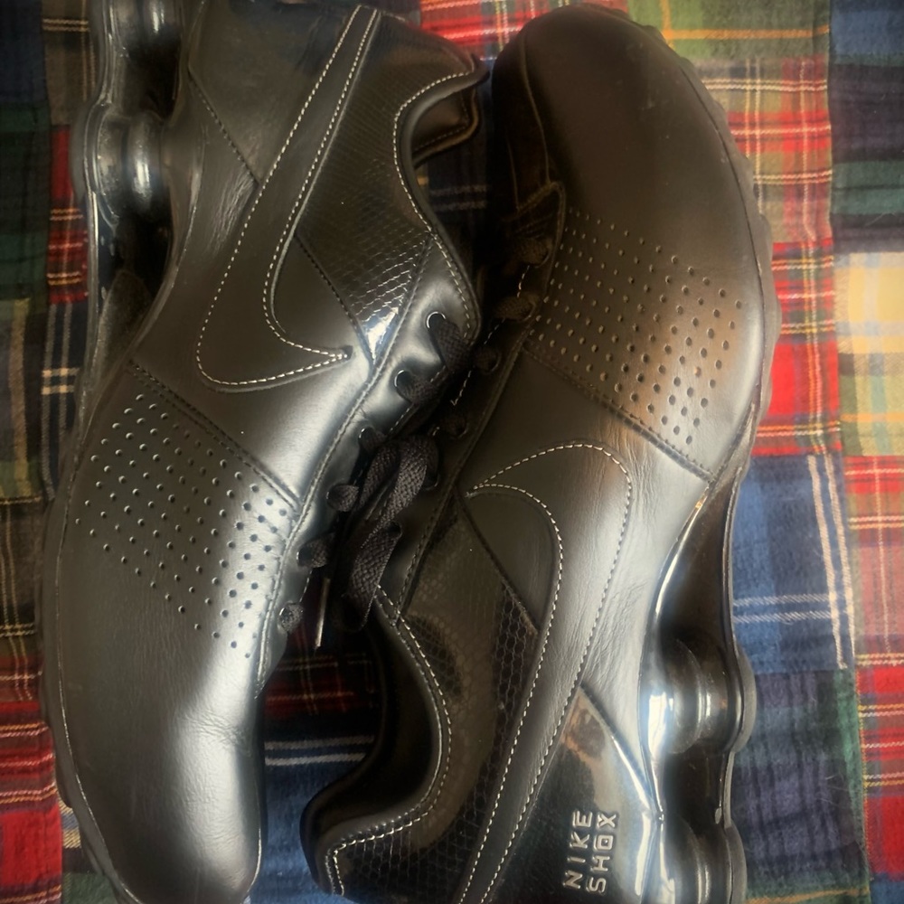 Triple Black men’s Nike Shox size 9.5